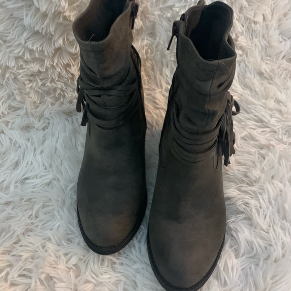 Taupe booties size 6.5 - Picture 4 of 6
